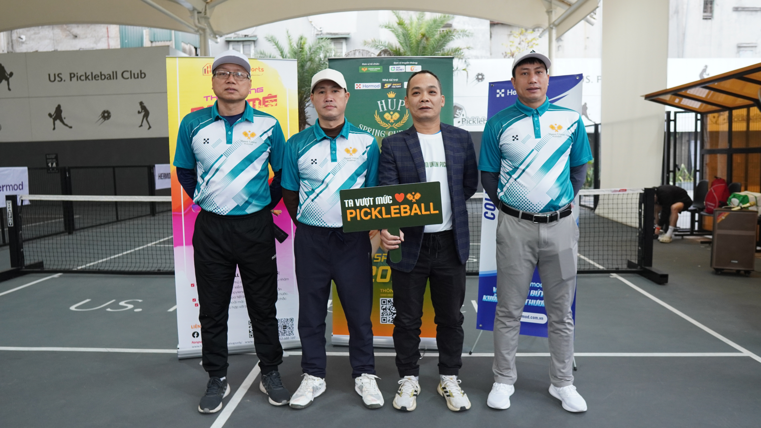 Các HLV nghiên cứu giáo trình đào tạo Pickleball
