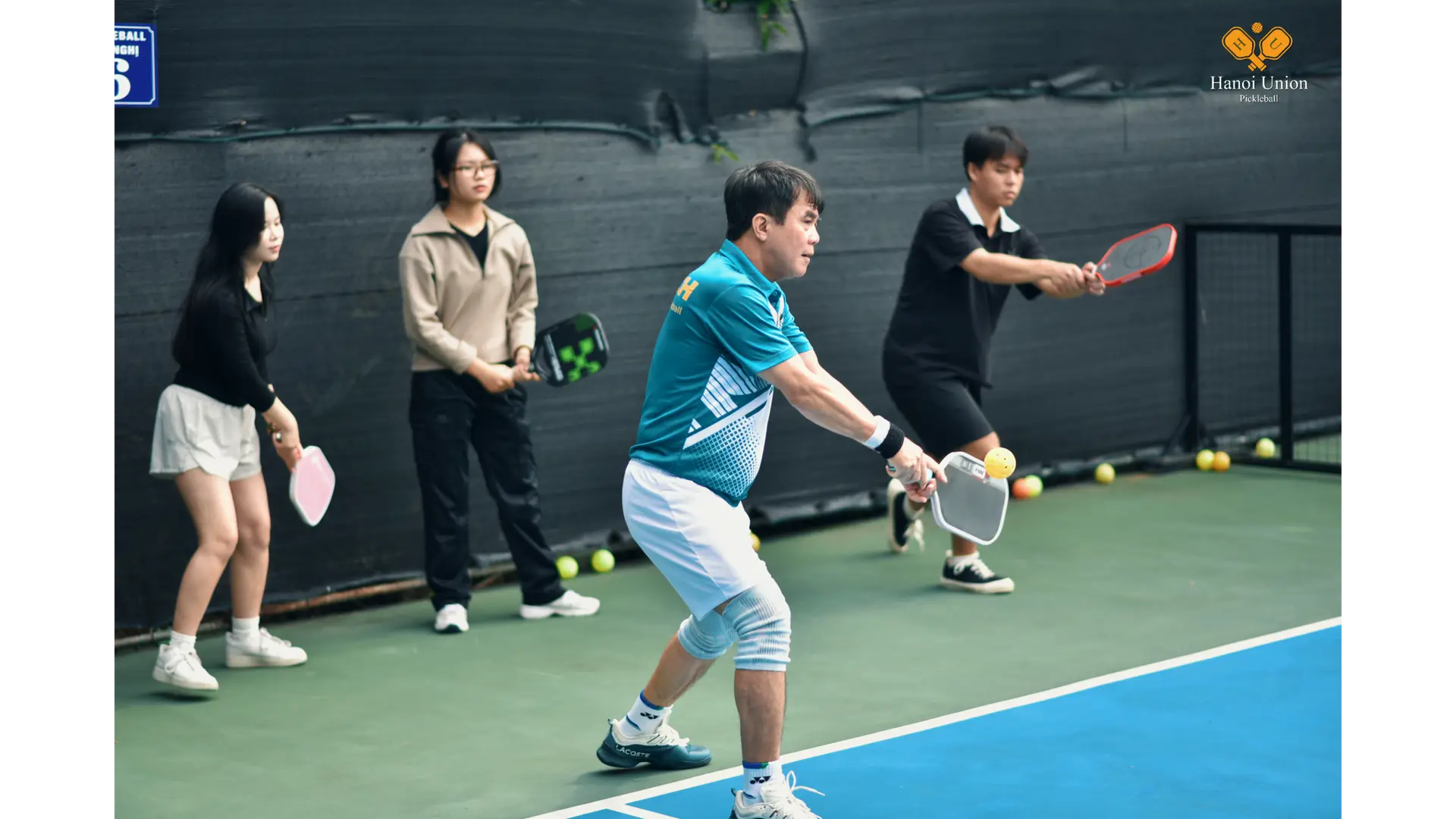 Một bức ảnh chụp cận cảnh hoặc trung cảnh một người chơi đang thực hiện động tác phát bóng (serve)