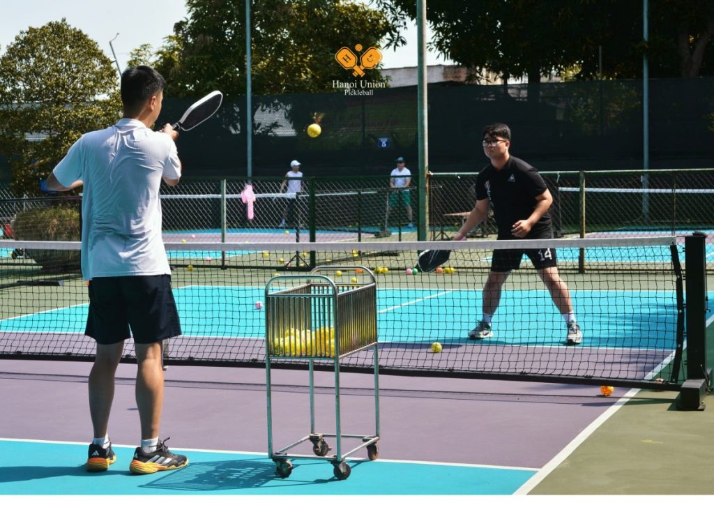 Nguoi choi thuc hanh cach tinh diem pickleball tren san