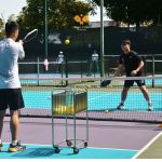 Nguoi choi thuc hanh cach tinh diem pickleball tren san