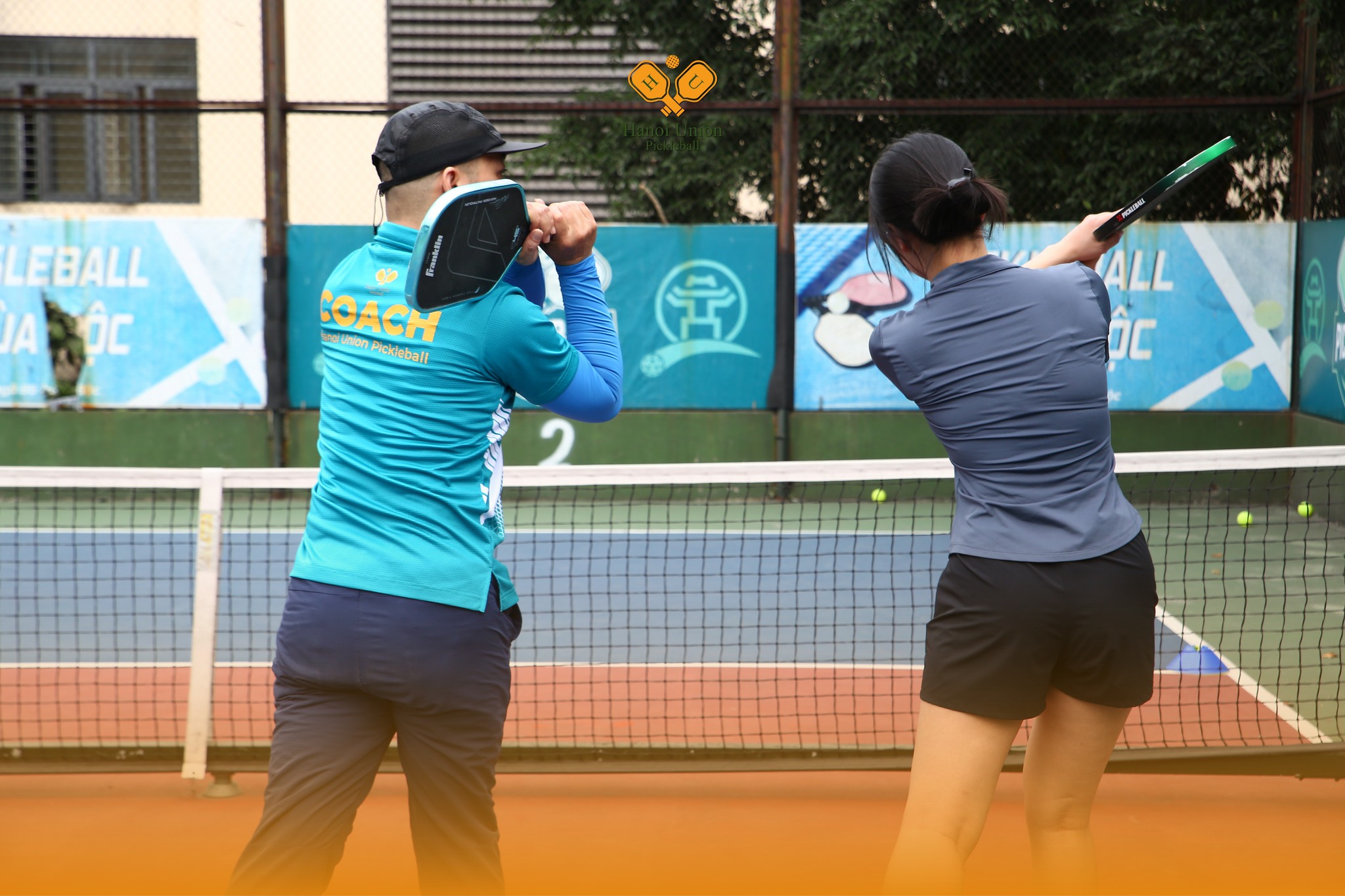 Huấn luyện viên hướng dẫn cách tập Pickleball cho người mới bắt đầu tại Hà Nội