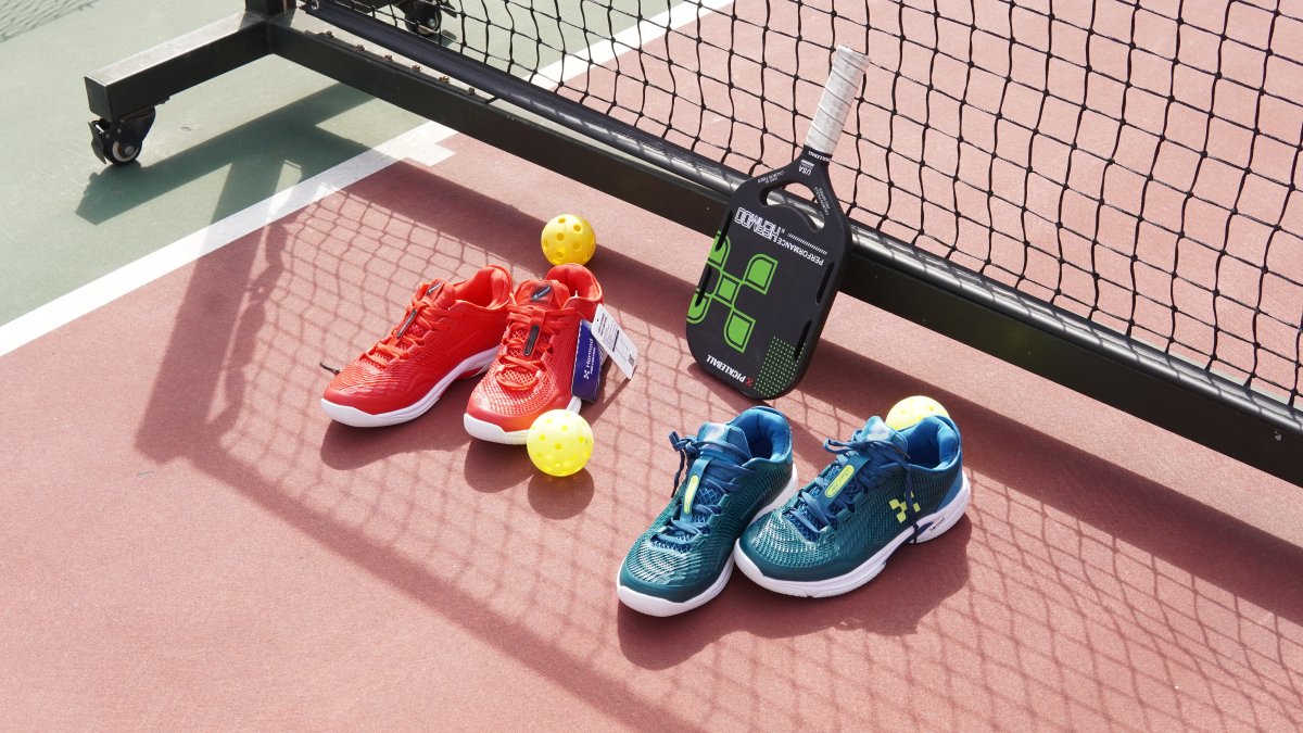 chi phi choi pickleball: hinh anh bo dung cu co ban gom hai doi giay the thao, vot pickleball va bong tren san