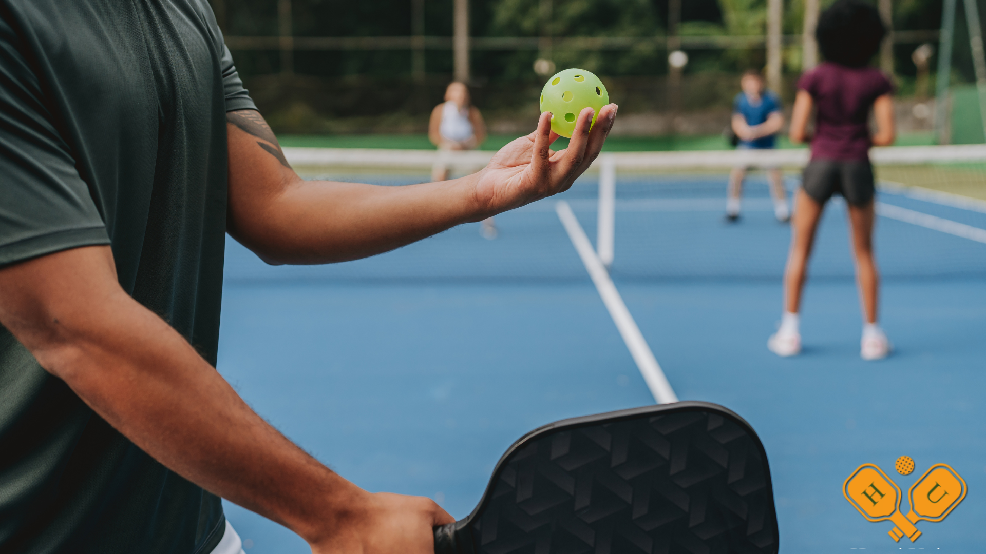 Người chơi đang cầm bóng Pickleball chuẩn thi đấu trên sân ngoài trời - Hướng dẫn cách chọn bóng Pickleball cho người mới.