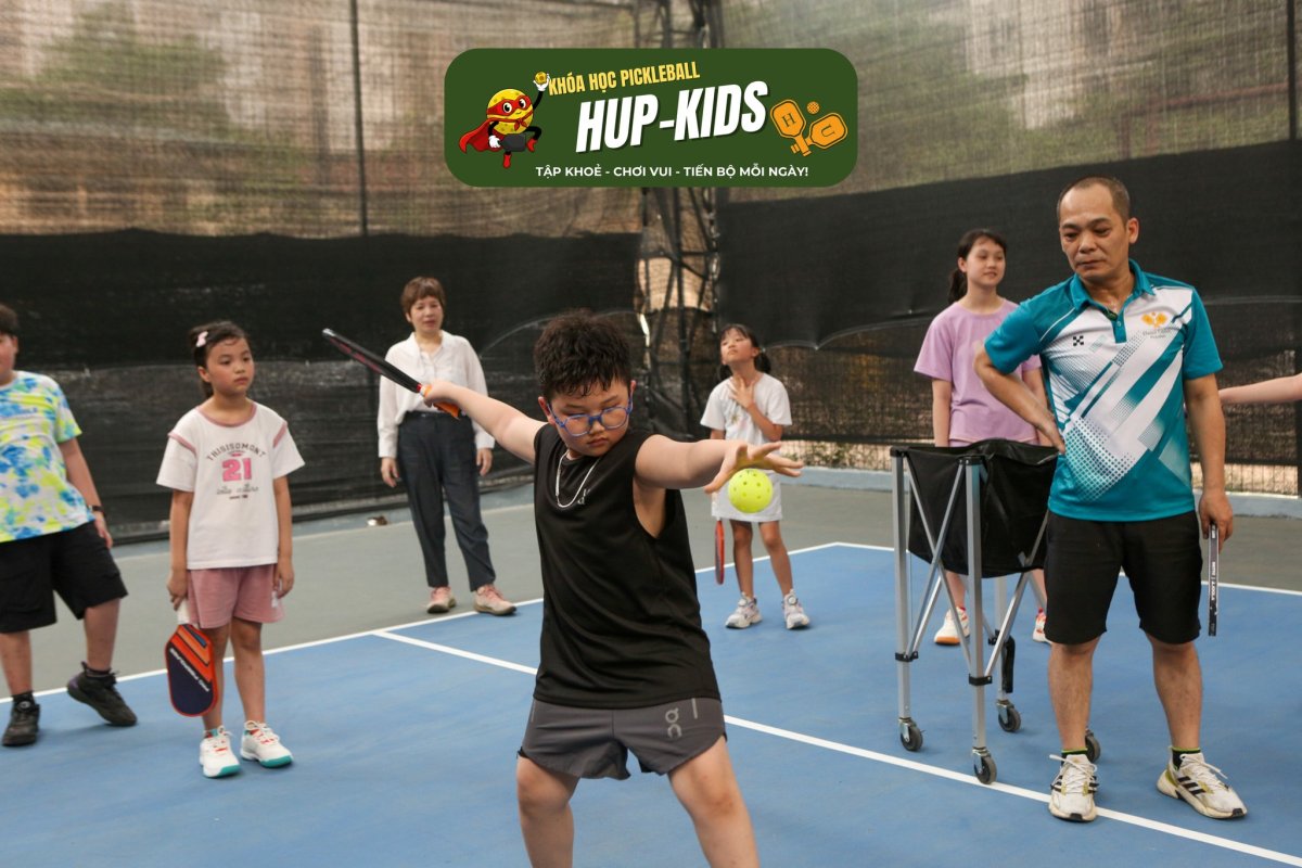 Các bạn nhỏ hào hứng tham gia buổi học thử tại khóa học Pickleball cho trẻ em tại Hà Nội và tự tin thực hiện cú đánh.