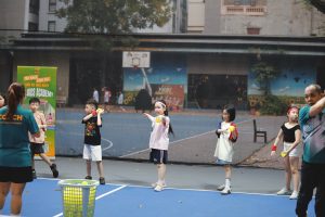 Các em nhỏ tham gia lớp học Pickleball Kid tại Hà Nội đang chăm chú lắng nghe huấn luyện viên hướng dẫn kỹ thuật trên sân tập.