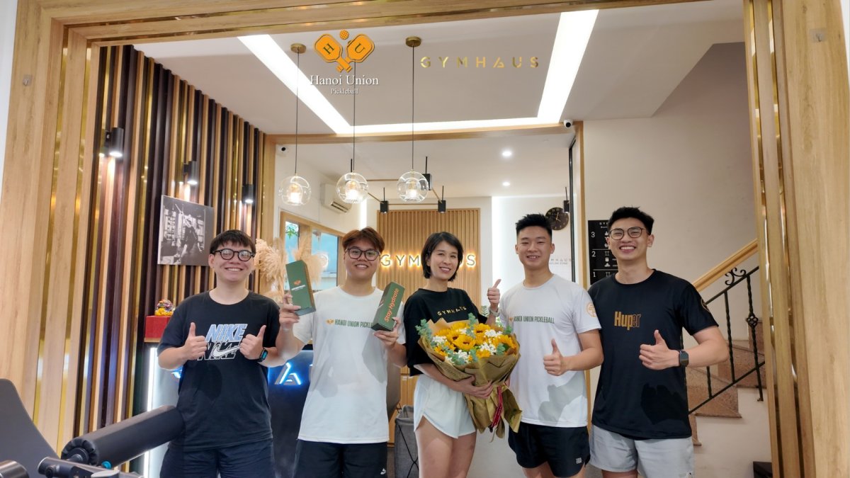 Đại diện ban điều hành Hanoi Union Pickleball trao quà lưu niệm đối tác