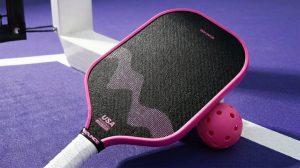 Hướng dẫn vệ sinh vợt Pickleball đúng cách giúp giữ độ nhám mặt Carbon chuyên nghiệp