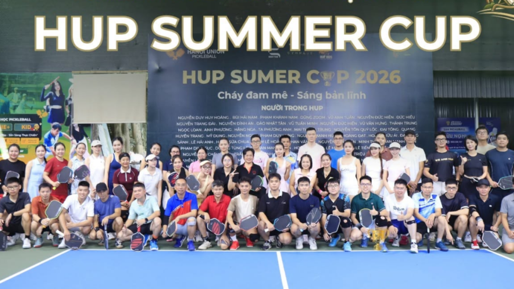 Tập thể các vận động viên và ban tổ chức chụp ảnh lưu niệm bùng nổ tại lễ khai mạc giải đấu HUP Summer Cup 2026.