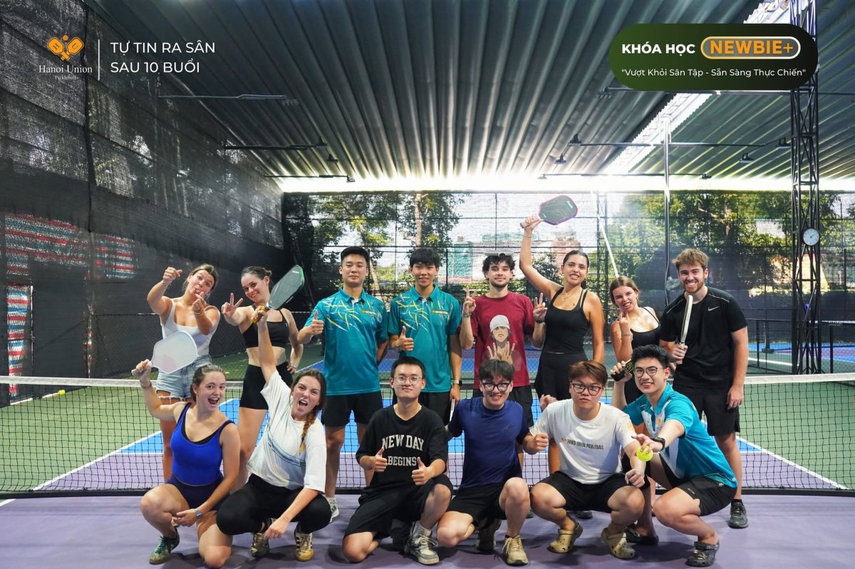 Tập thể đoàn sinh viên Pháp rạng rỡ chào sân giao lưu tại học viện Hanoi Union Pickleball