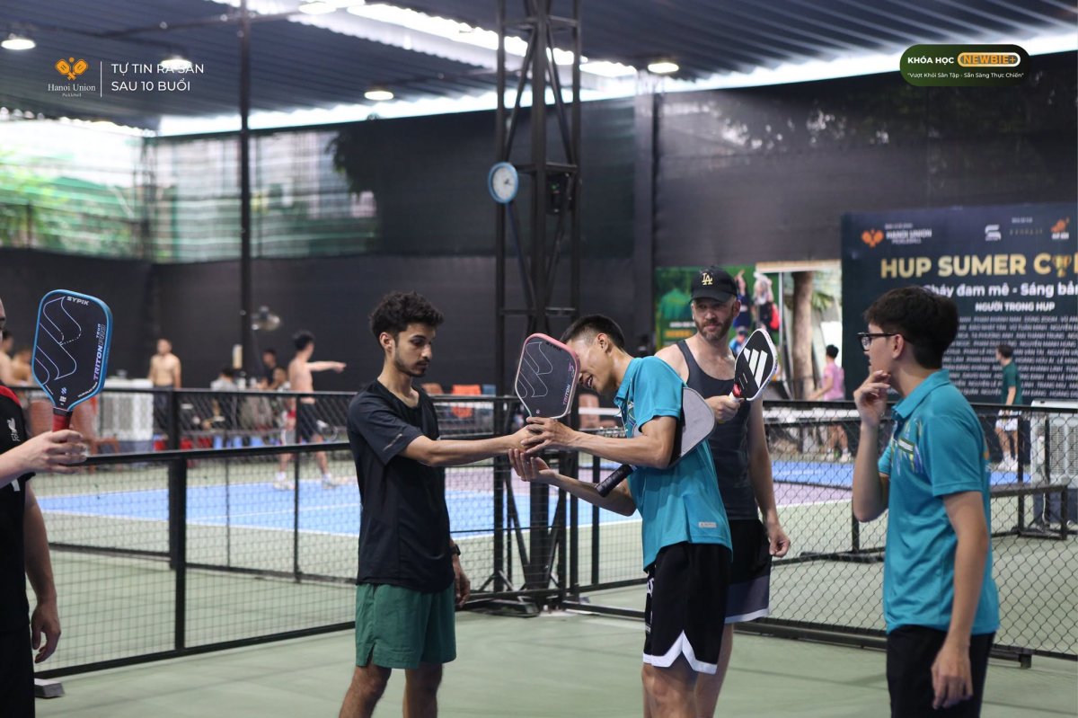 Huấn luyện viên Hanoi Union Pickleball hướng dẫn học viên nước ngoài nắn chỉnh động tác