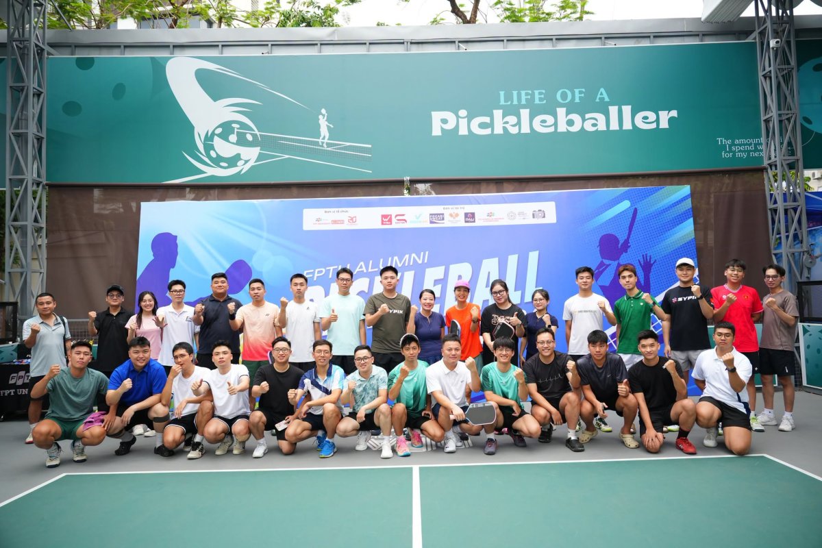 Đại diện Hanoi Union Pickleball chụp ảnh lưu niệm rạng rỡ chúc mừng giải đấu FPTU Alumni Pickleball 2026 thành công tốt đẹp