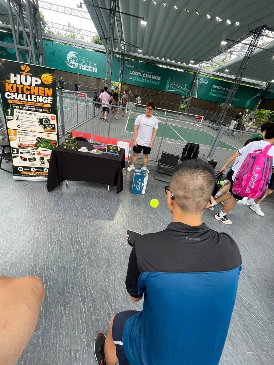 Huấn luyện viên Hanoi Union Pickleball tận tâm hướng dẫn kỹ thuật cầm vợt cơ bản