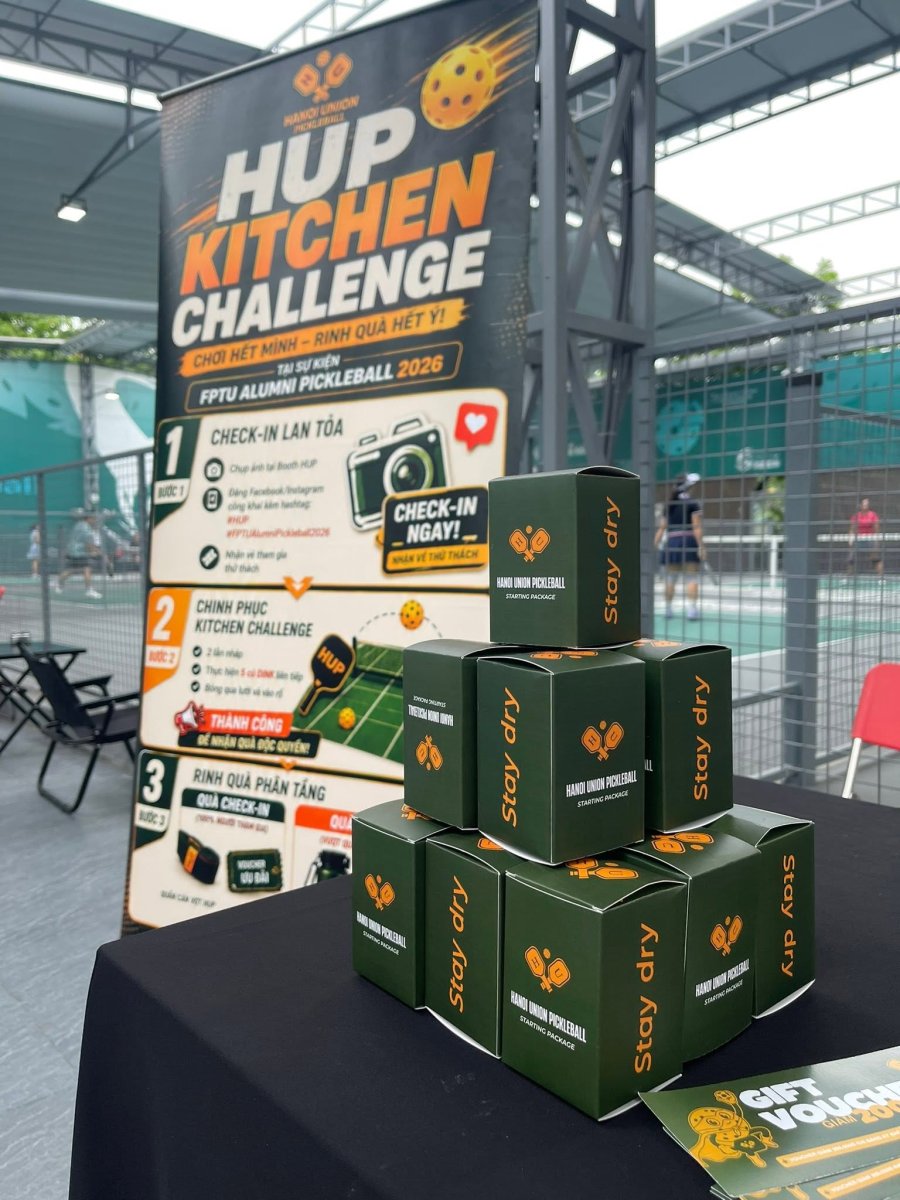 Các bạn sinh viên và cựu sinh viên FPTU hào hứng check-in tại booth Hanoi Union Pickleball