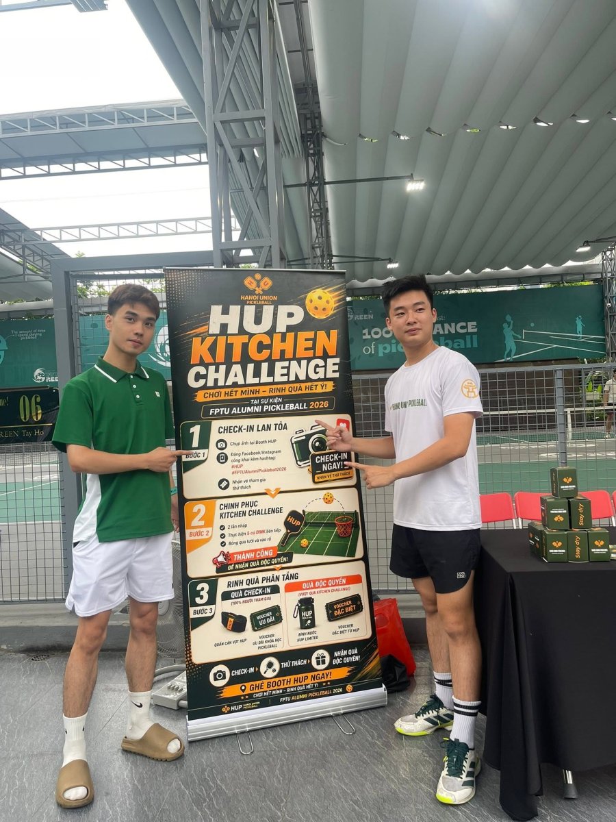 Vận động viên trải nghiệm minigame Kitchen Challenge tại booth Hanoi Union Pickleball