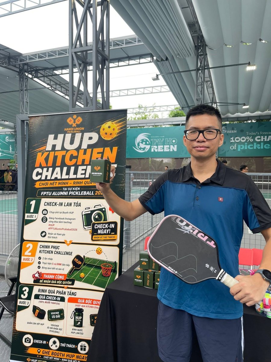 Trao quà lưu niệm cho vận động viên xuất sắc tại booth Hanoi Union Pickleball