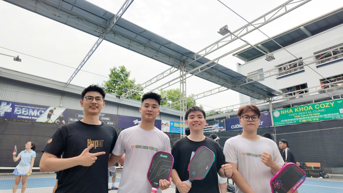 Vũ Văn Hưng năng nổ ghi lại những khoảnh khắc đẹp tại sân tập Hanoi Union Pickleball